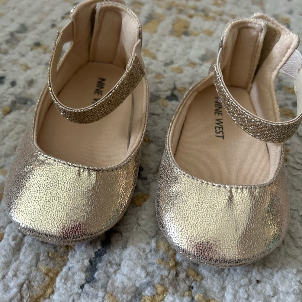 Nine West metallic gold ballerina flats. Elastic ankle, Velcro back. Baby girl 4